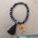 Bracciale con fiore vero di viola odorata Bracciale con fiore vero di viola odorata