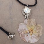 Collana con fiore vero di geranium Collana con fiore vero di geranium